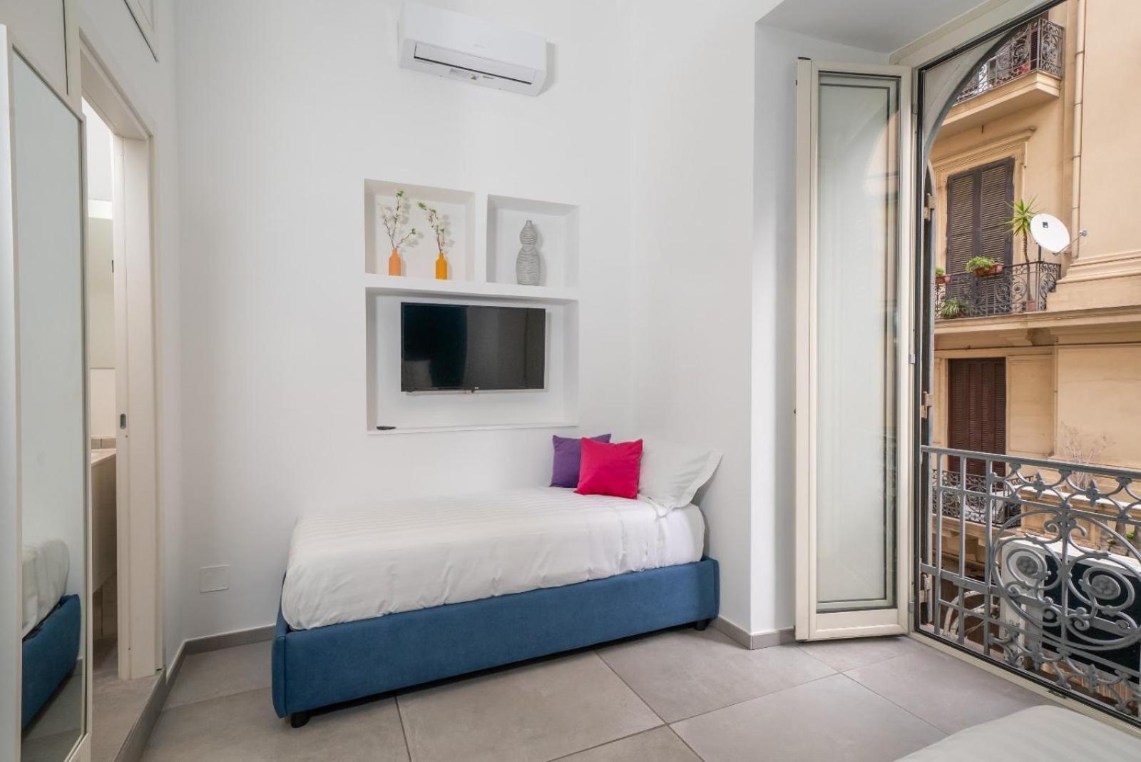 Bovio Boutique Studio Apartment Наполи Екстериор снимка