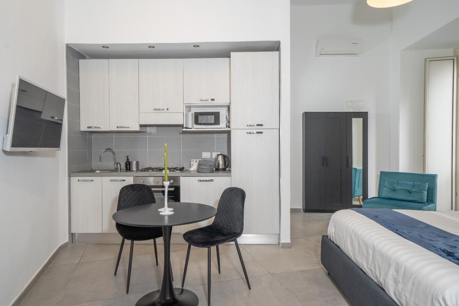 Bovio Boutique Studio Apartment Наполи Екстериор снимка