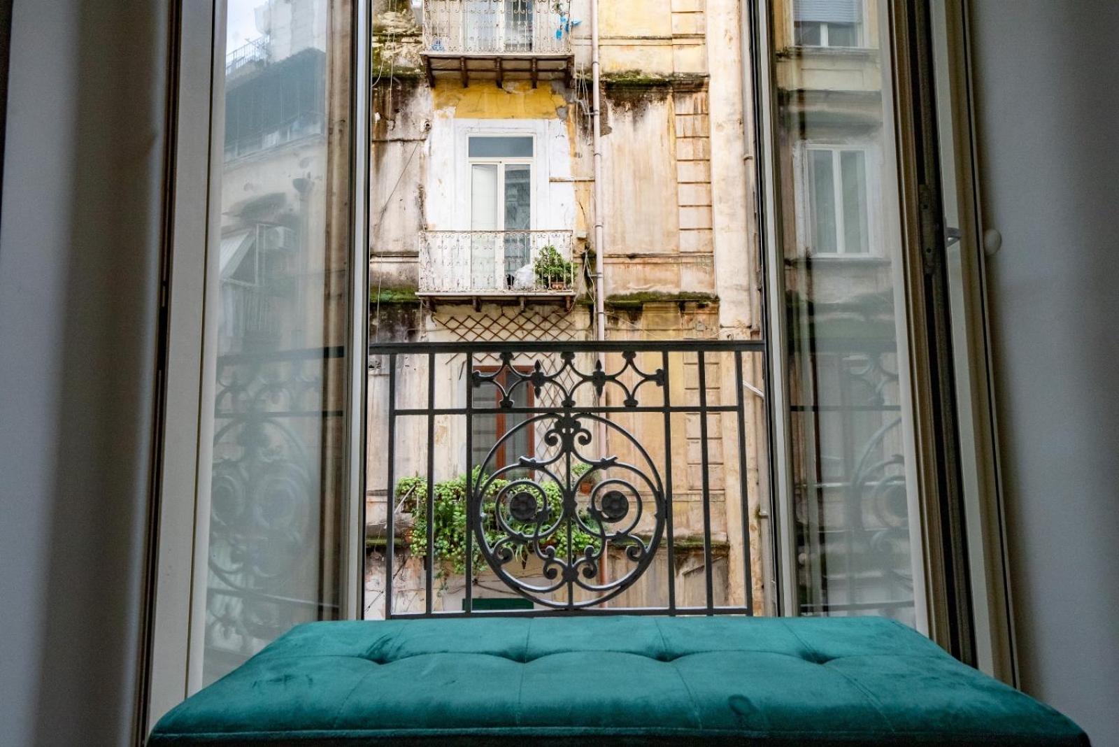 Bovio Boutique Studio Apartment Наполи Екстериор снимка