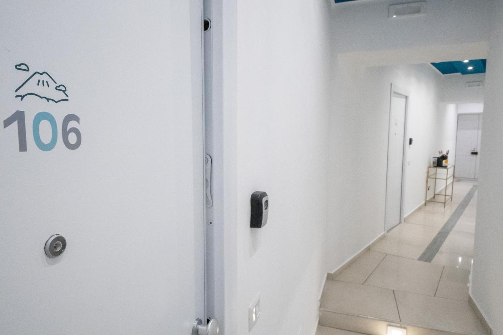 Bovio Boutique Studio Apartment Наполи Екстериор снимка