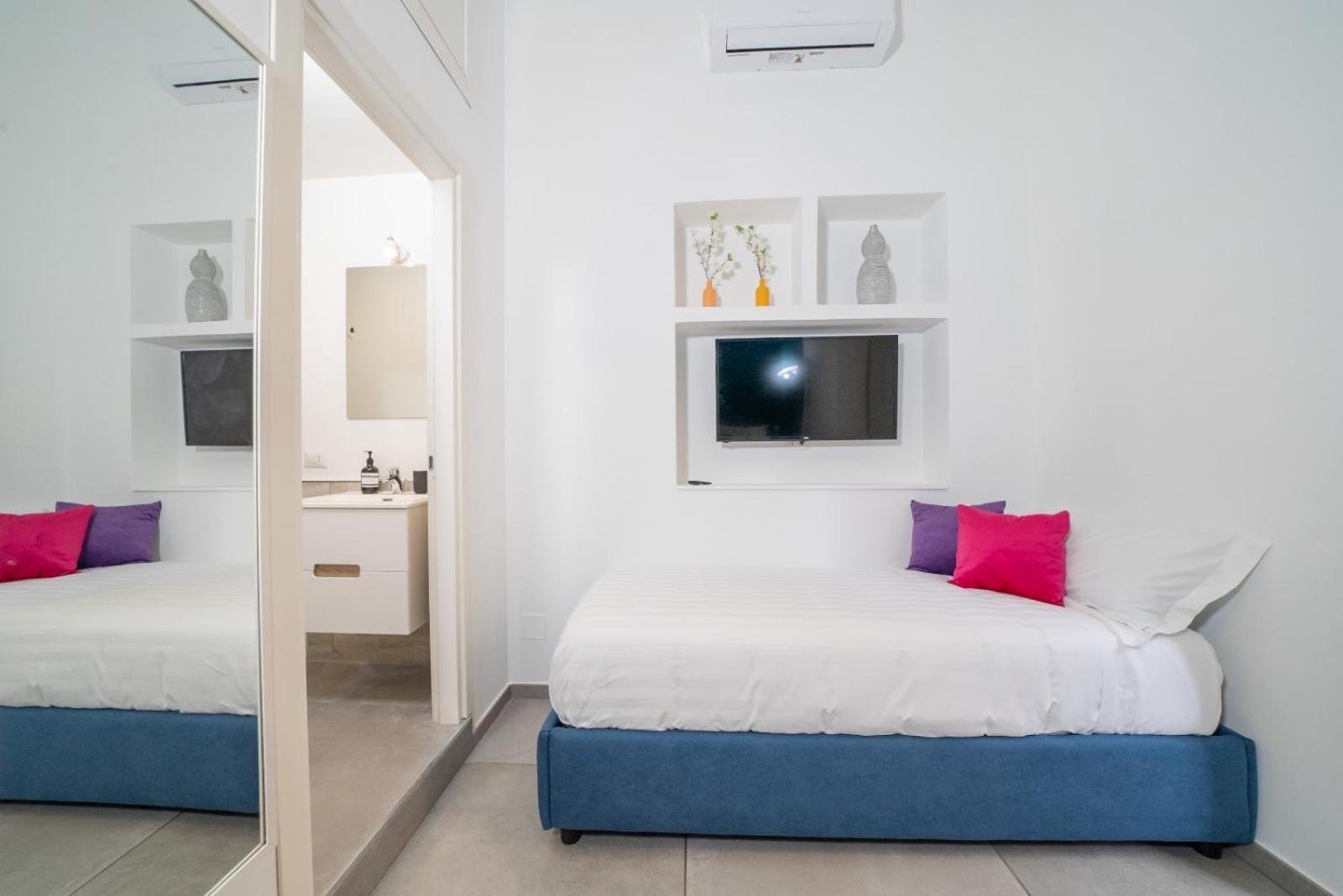 Bovio Boutique Studio Apartment Наполи Екстериор снимка